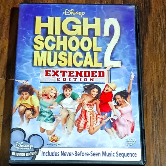 Walt Disney's HIGH SCHOOL MUSICAL 2 Extended Edition on DVD - Picture 1 of 2